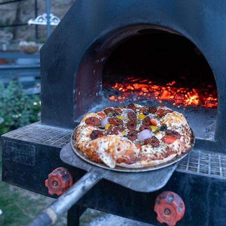 Stayvista At Floradale W Jacuzzi & Wood-Fire Pizza 卡绍利 外观 照片