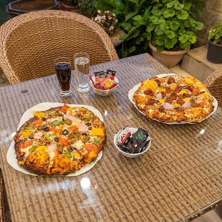 Stayvista At Floradale W Jacuzzi & Wood-Fire Pizza 卡绍利 外观 照片