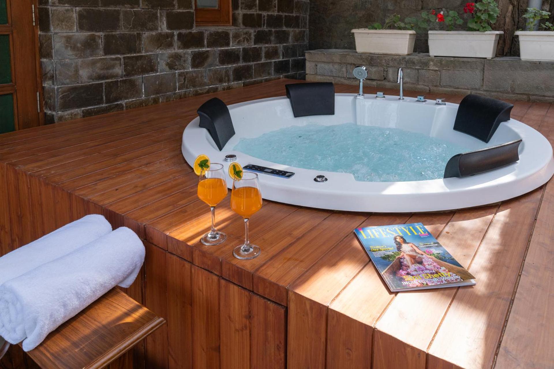 Stayvista At Floradale W Jacuzzi & Wood-Fire Pizza 卡绍利 外观 照片