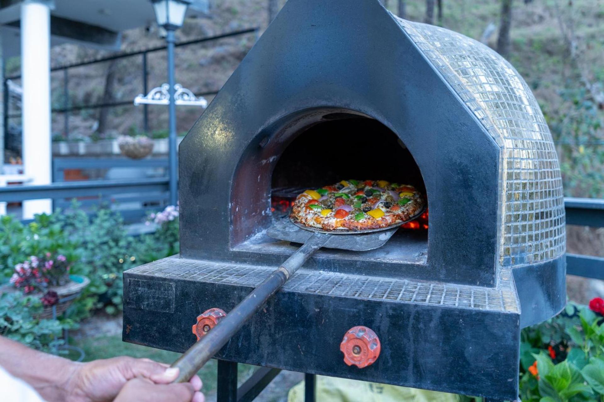 Stayvista At Floradale W Jacuzzi & Wood-Fire Pizza 卡绍利 外观 照片