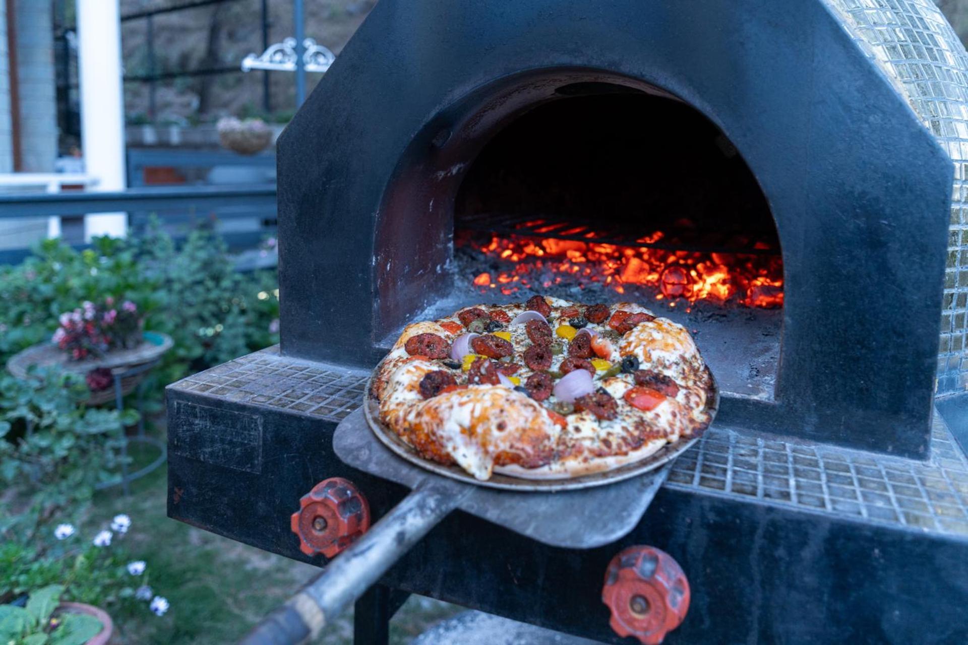 Stayvista At Floradale W Jacuzzi & Wood-Fire Pizza 卡绍利 外观 照片
