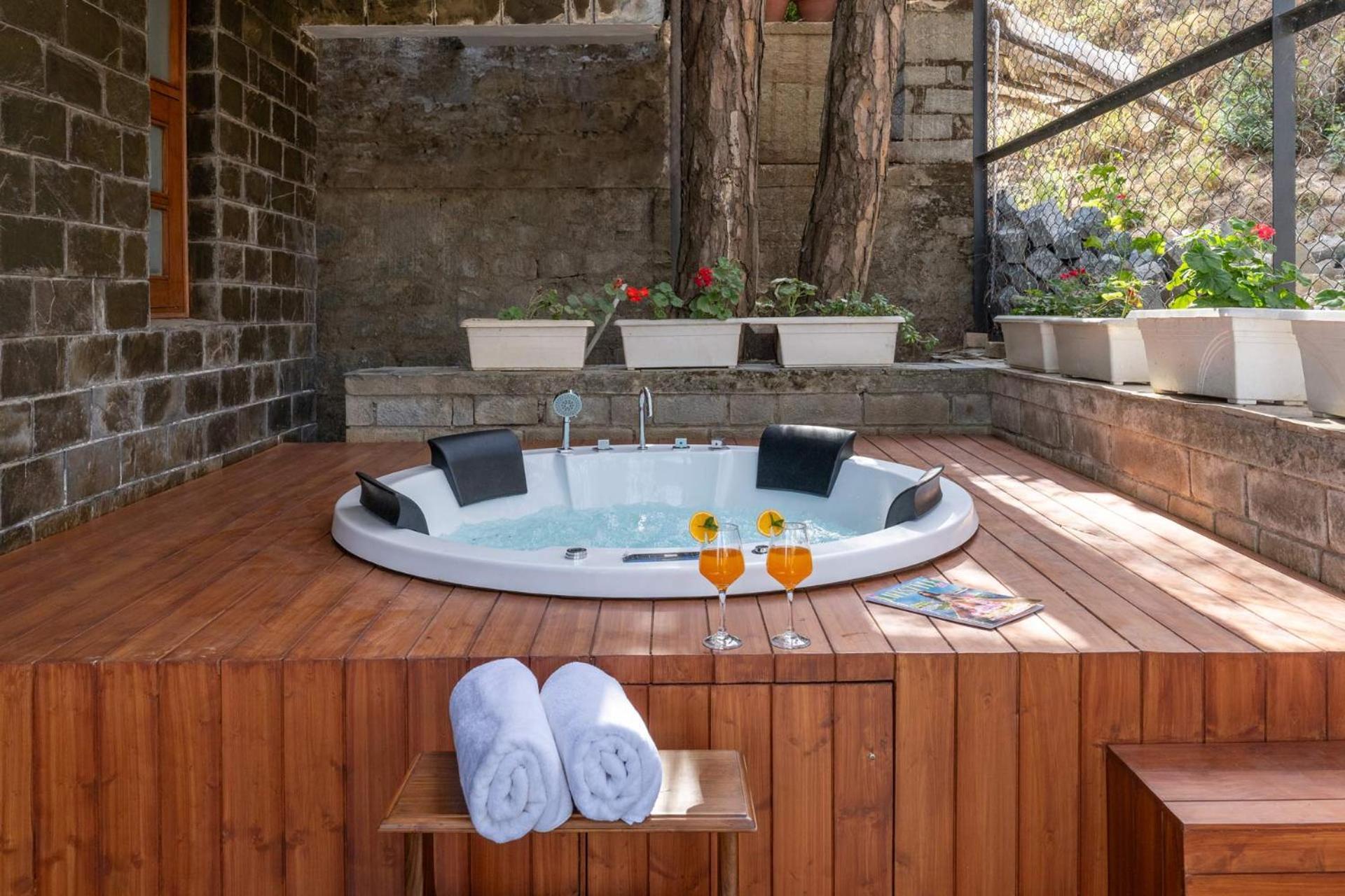 Stayvista At Floradale W Jacuzzi & Wood-Fire Pizza 卡绍利 外观 照片